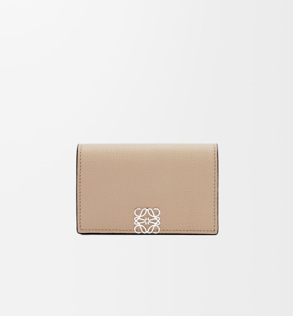 サンドカラーにアナグラムロゴを添えたロエベのビジネスカードホルダー