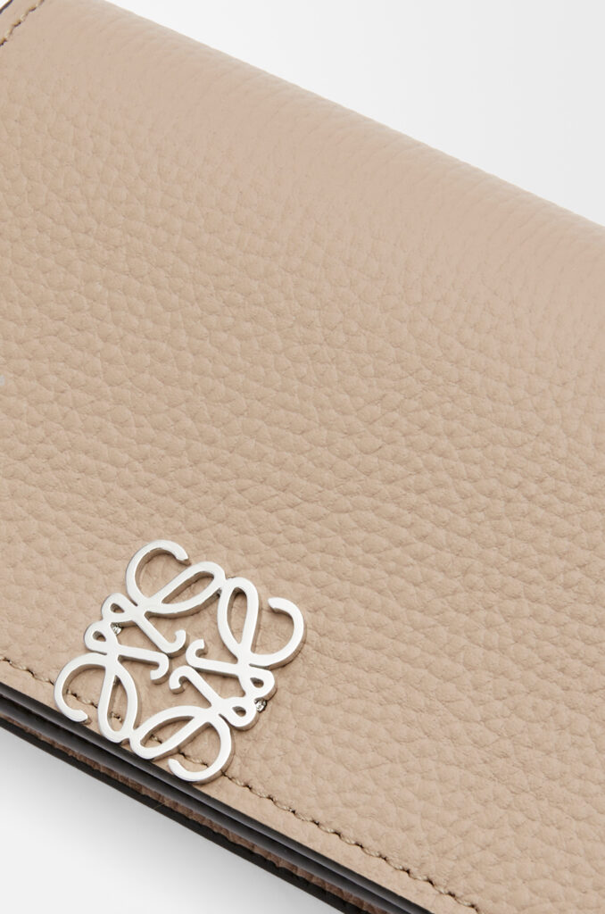 サンドカラーのペブルグレインカーフにアナグラムのシルバーパーツが引き立つ