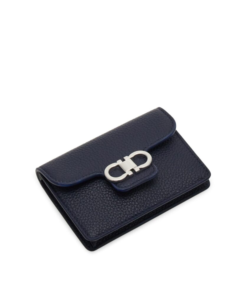 ダブル・ガンチーニの留め具が映えるフェラガモのカードケース