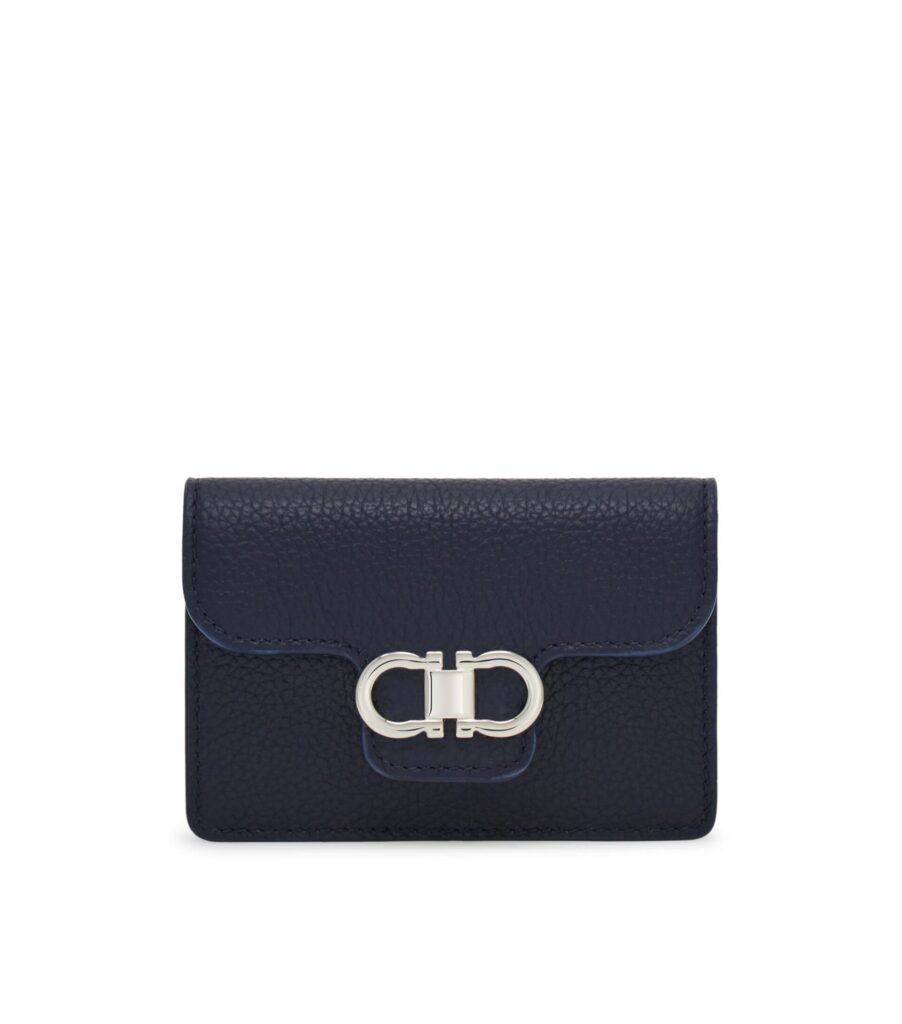 ダブル・ガンチーニの留め具がポイントのフェラガモのカードケース