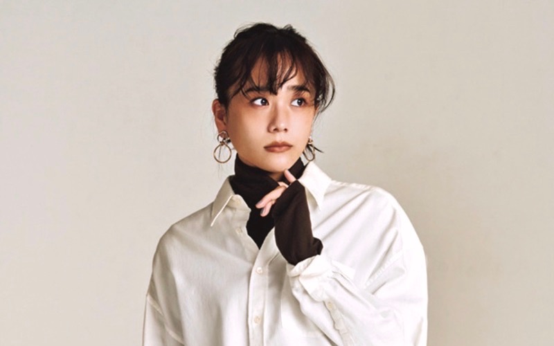 白シャツ×タートル、こなれて見せるコツは？