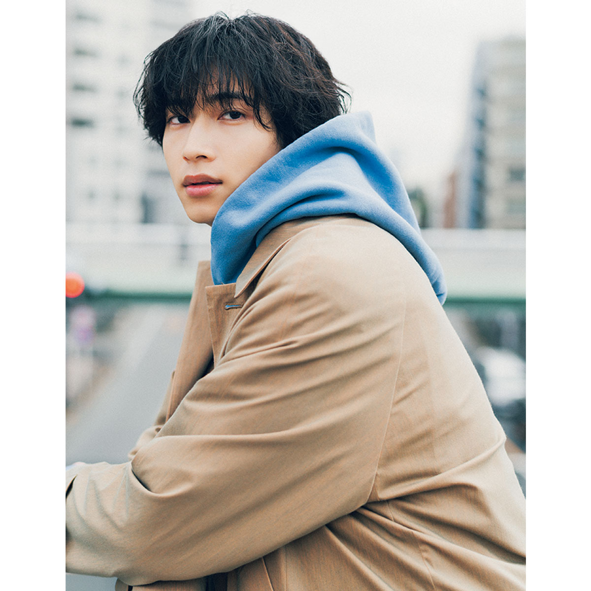 地厚フーディにトレンチコートのコーデ