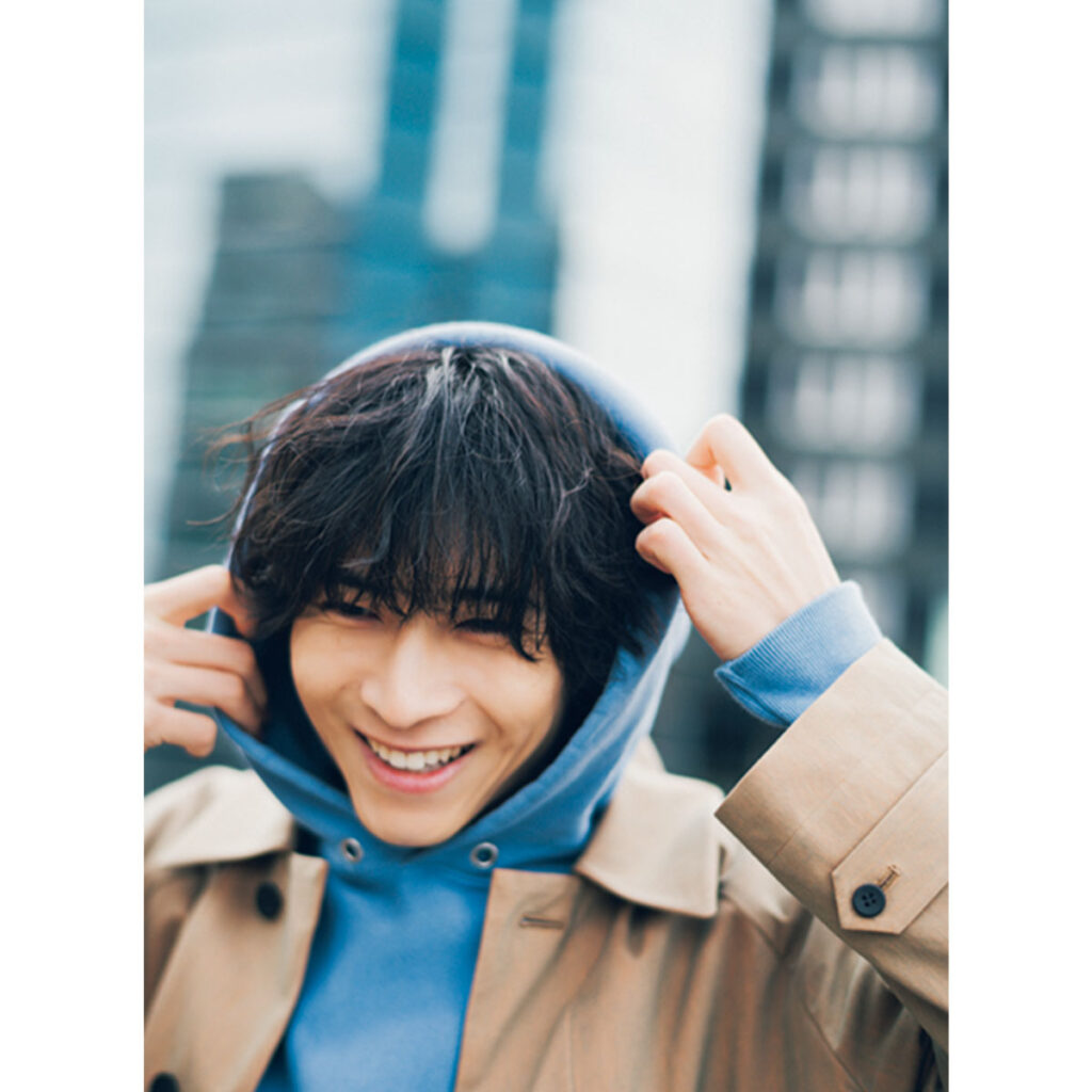 地厚フーディーにトレンチコートのコーデ