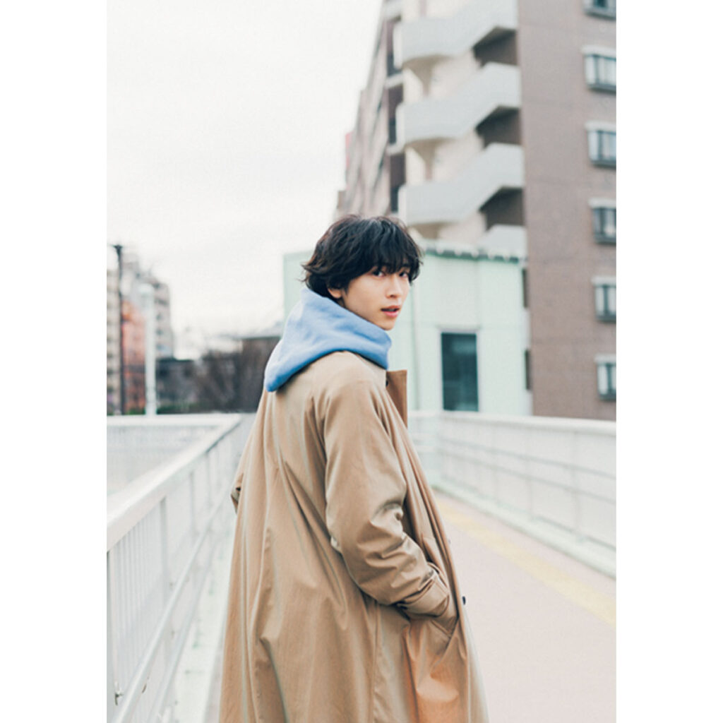 地厚フーディーにトレンチコートのコーデ
