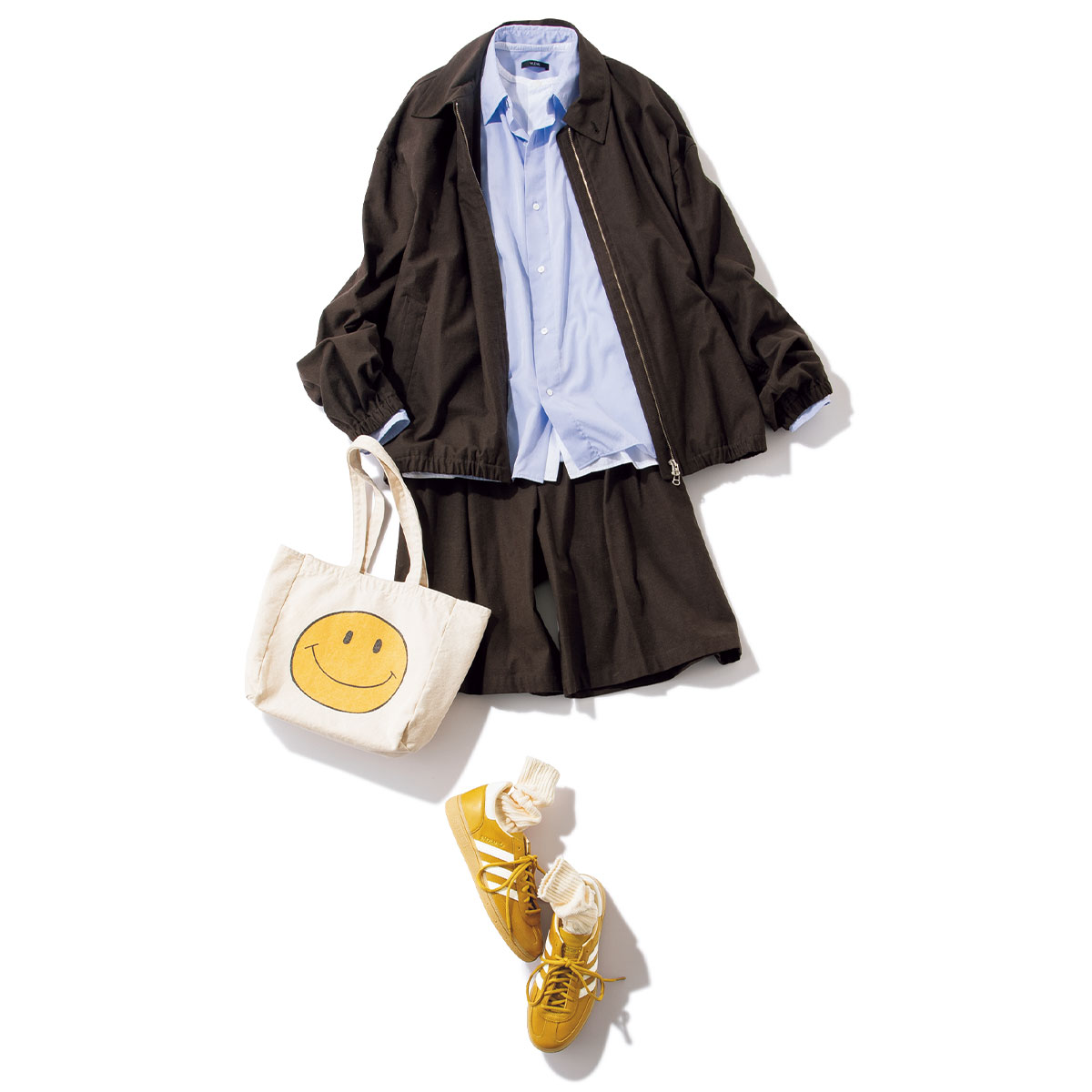 ブルーシャツにブルゾンとショーパンのセットアップとマスタードカラーのスニーカーのコーデ