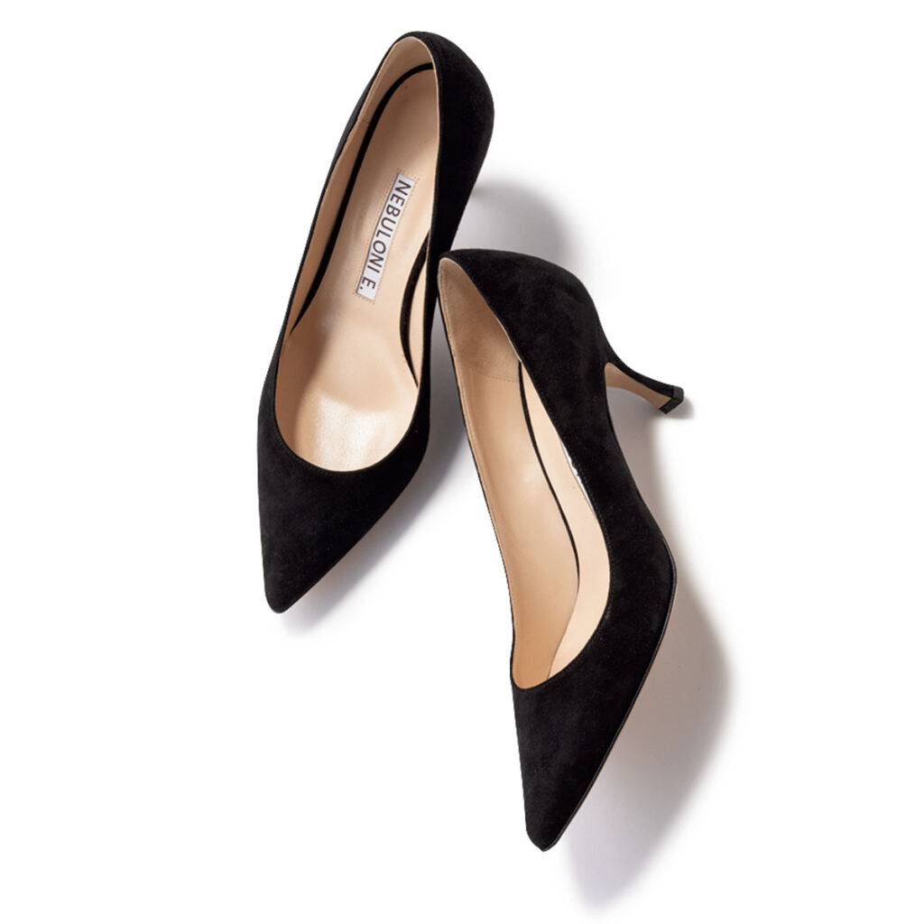 黒のヒールパンプス