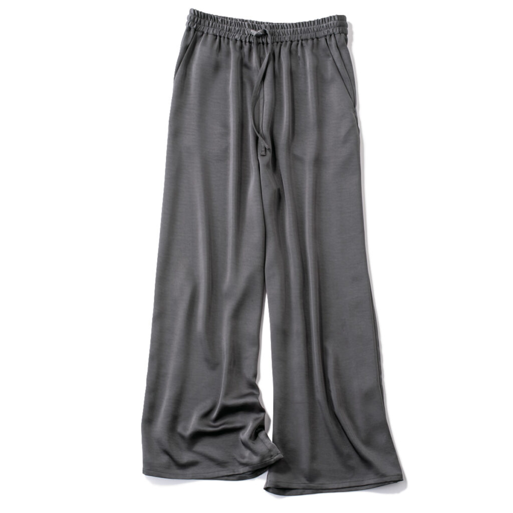 光沢素材のワイドシルエットパンツ