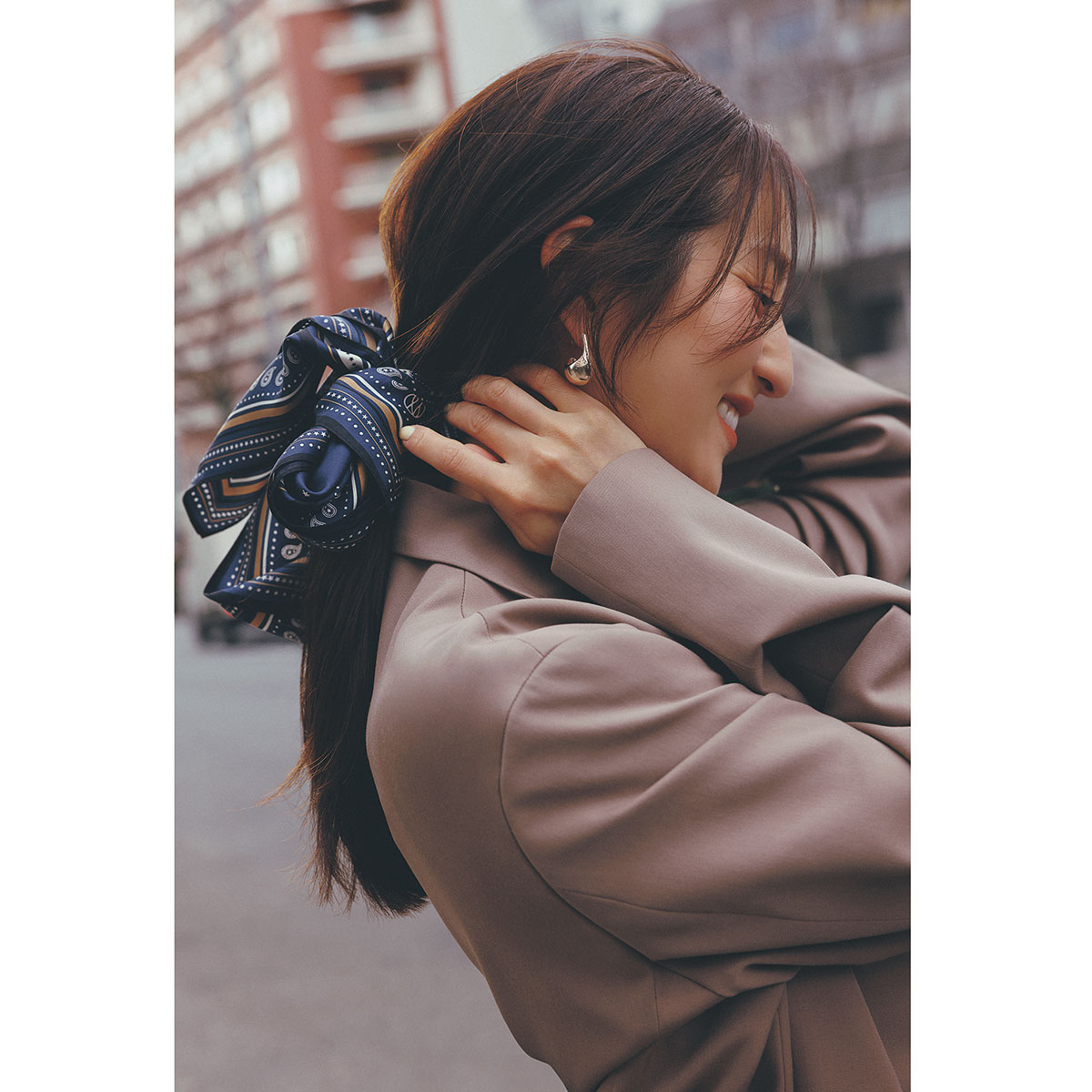 大判スカーフのヘアアレンジ