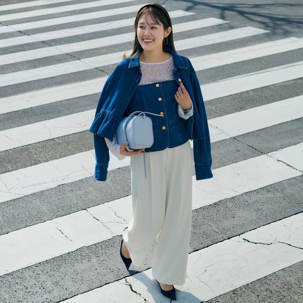 白のスラックスにデニムのビスチェとジャケットのコーデ