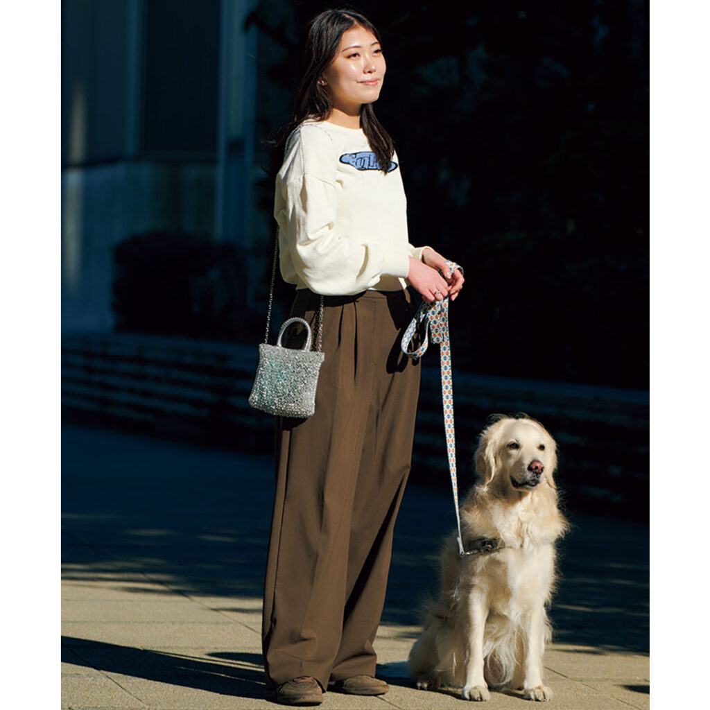 ロゴスウェットにブラウンスラックスのコーデ