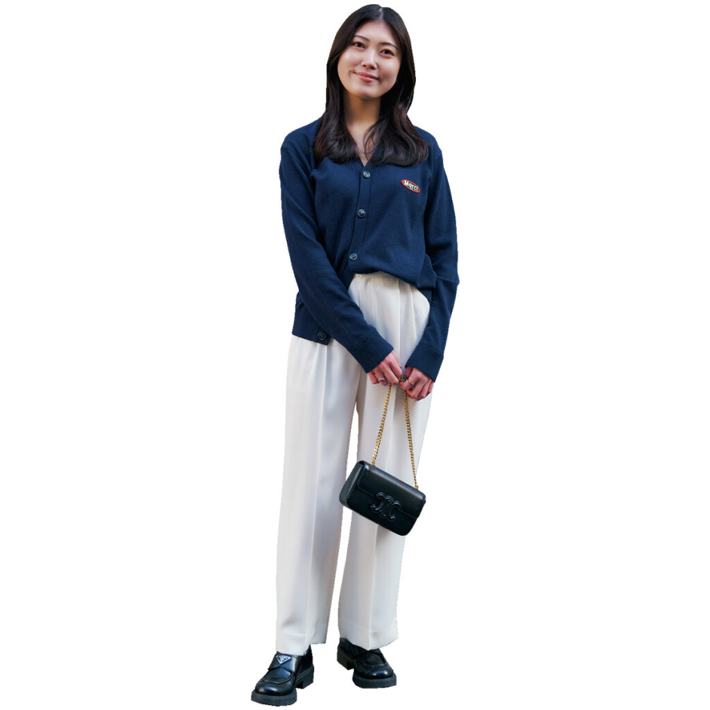 ネイビーのカーディガンに白スラックスのコーデ