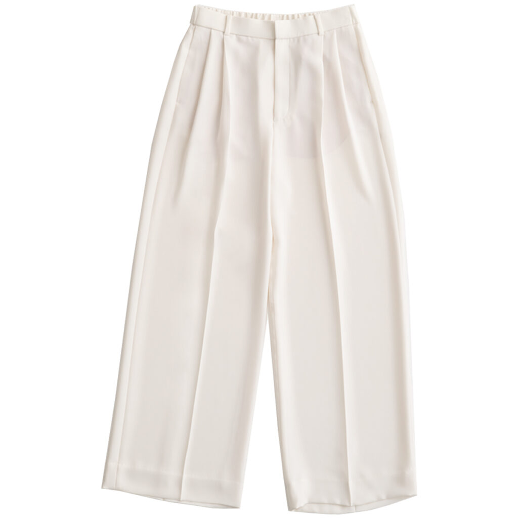 センタープレス入りワイドシルエットの白スラックス