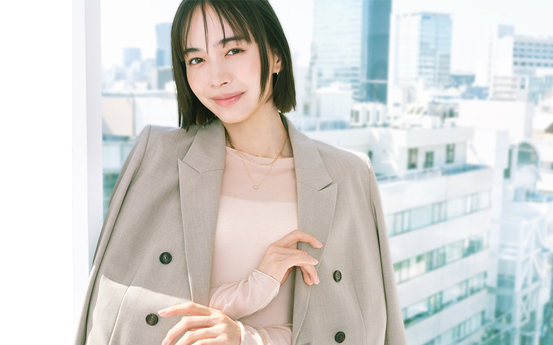 新生活の不安を自信に！オフィスで輝く【好印象ジュエリー】のシーン別コーデ4選