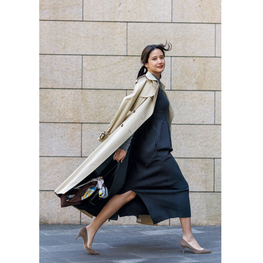 L’AUBE BLANCのニットワンピとトレンチコートのコーデ