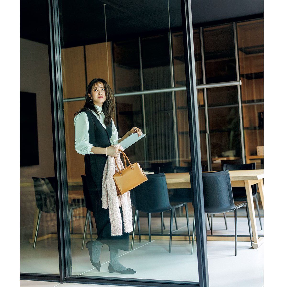 ボウタイブラウスにジャンパースカートのレイヤードコーデ