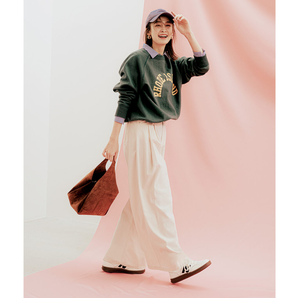 ロゴスウェットと白スラックスのコーデ