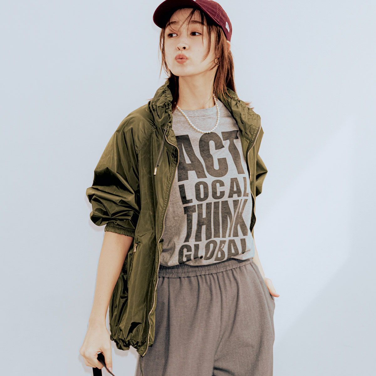 “ラフ着”に見せないコツは？スポーティなブルゾンをキレイにまとめる『旬見えスラックス』を攻略！