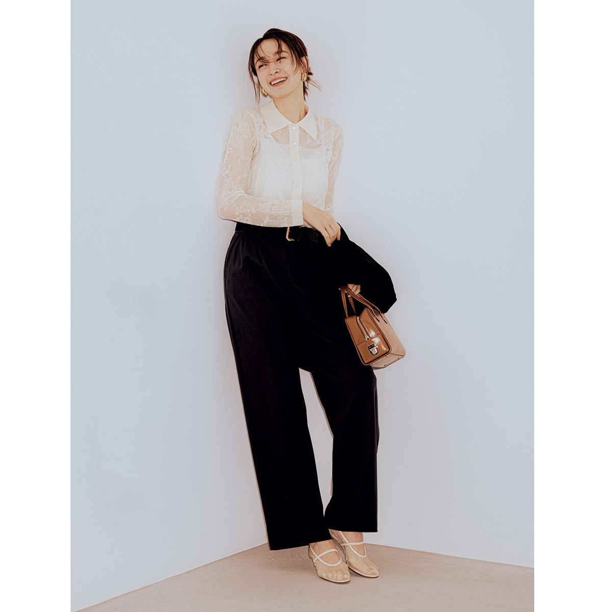 シアートップスにルルレモンのスラックスのコーデ