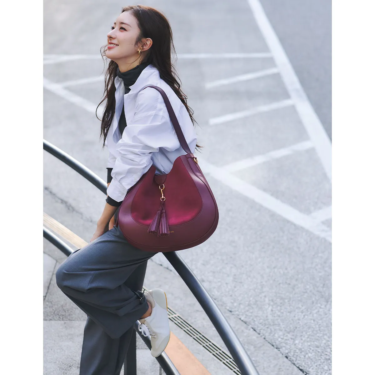 きれいめスニーカーにおすすめのシャツ×パンツ×白スニーカーの宮本茉由さん