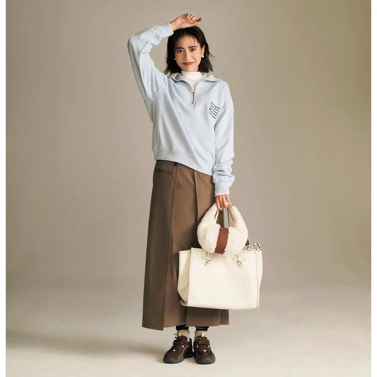 きれいめスニーカーコーデにおすすめのスウェット×ロングスカート×茶色スニーカーの土屋巴瑞季さん