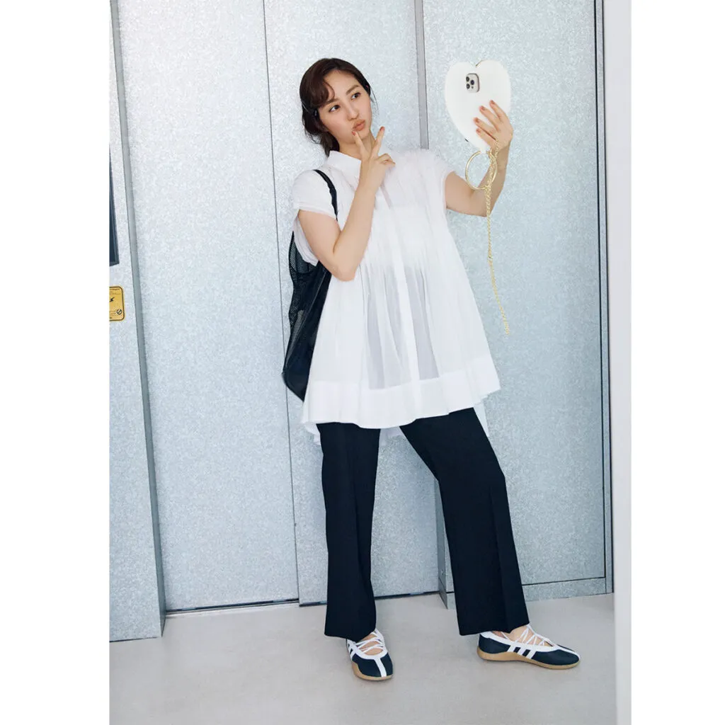 きれいめスニーカーコーデにおすすめの白ブラウス×黒パンツ×黒バレエスニーカーの堀田 茜さん