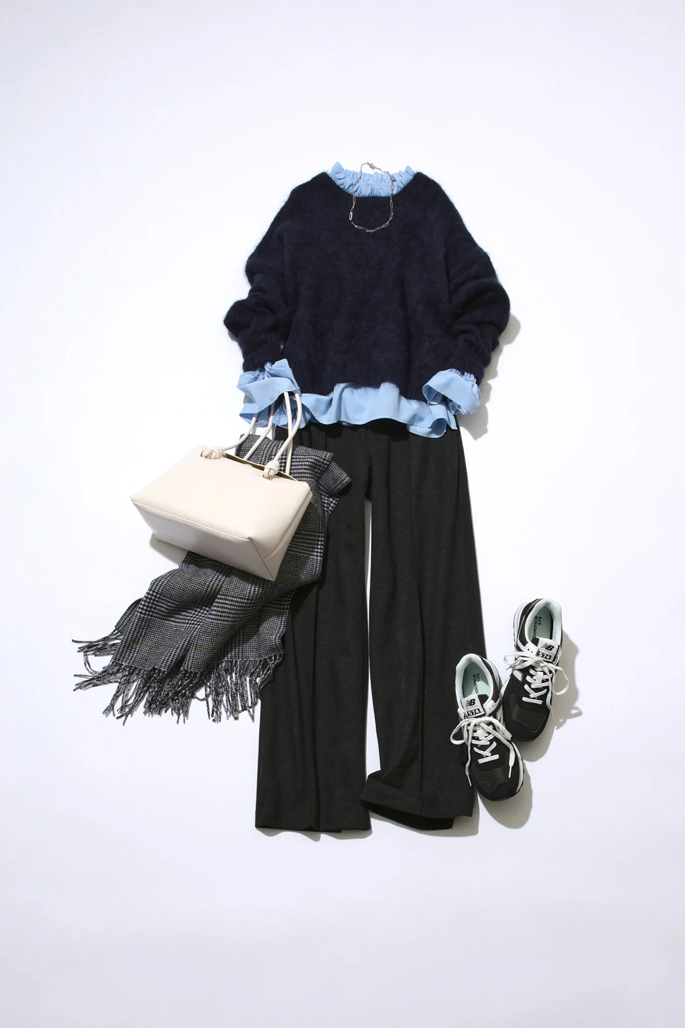 きれいめスニーカーコーデにおすすめのニット×シャツ×パンツ×黒スニーカーの置き画