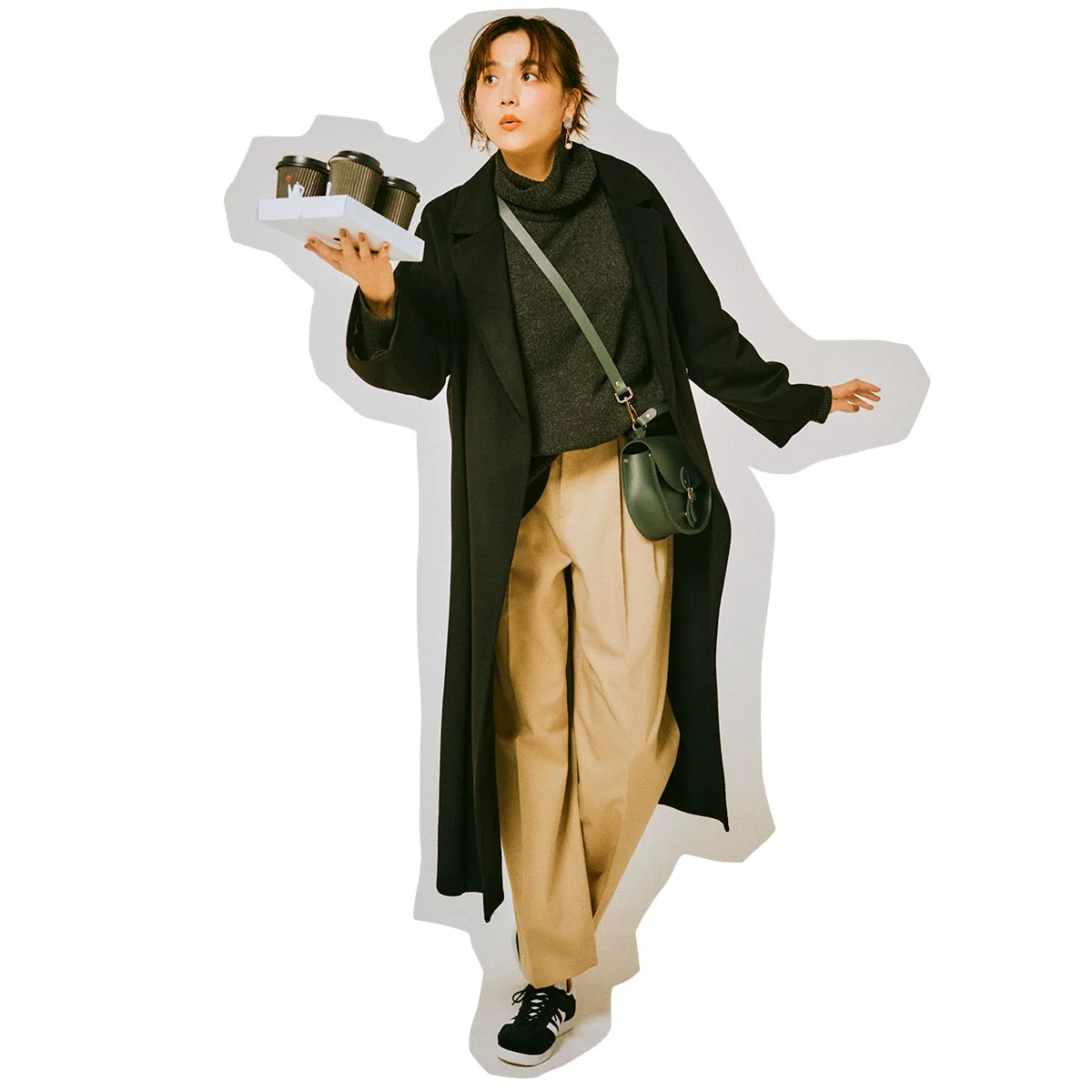 きれいめスニーカーコーデにおすすめのタートルネックニット×ロングコート×チノパン×黒スニーカーの松井愛莉さん