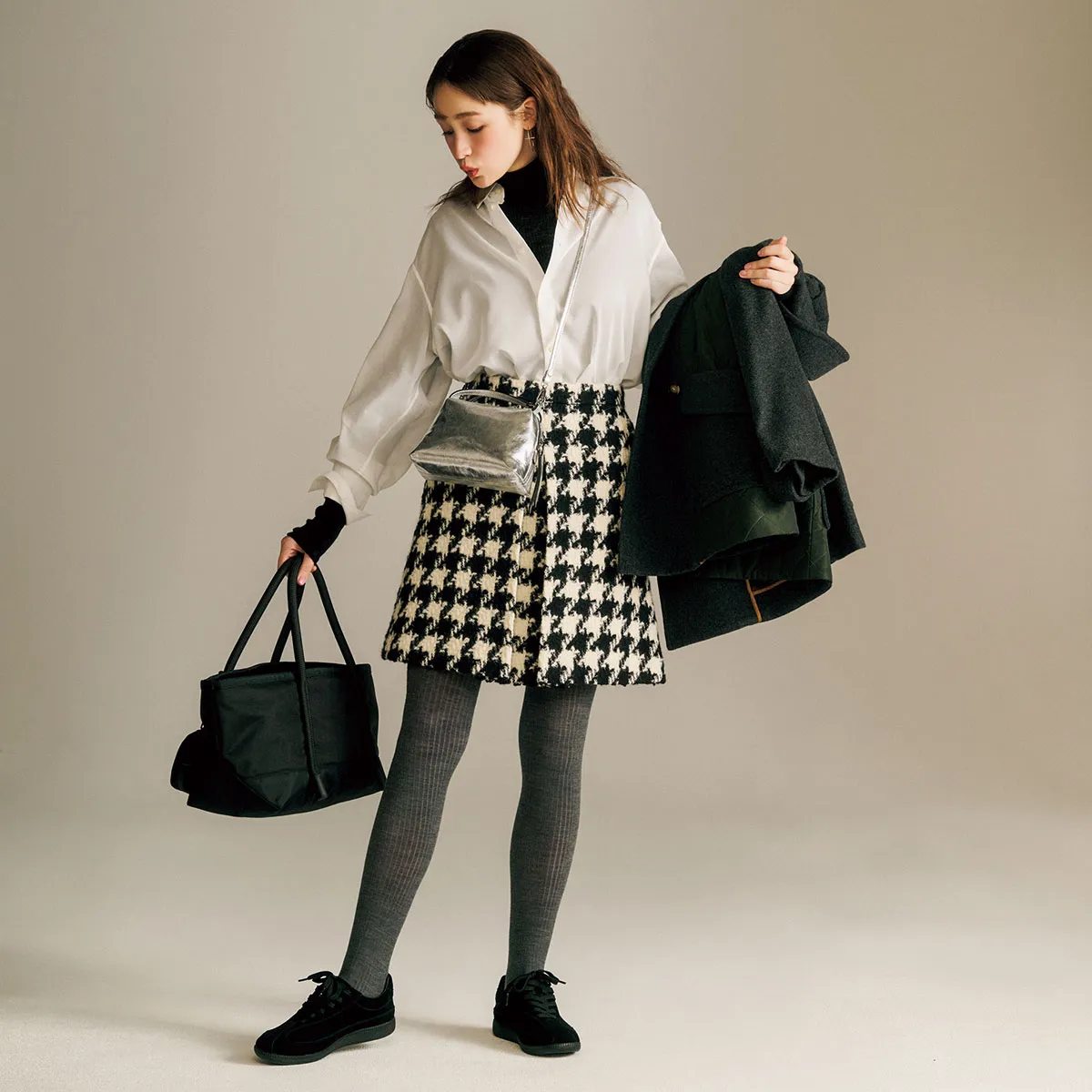 きれいめスニーカーコーデにおすすめの白シャツ×ミニスカート×黒スニーカーの藤井サチさん