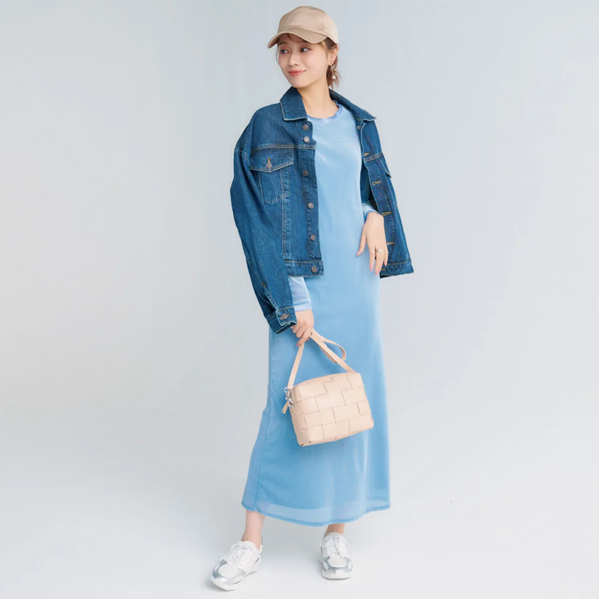 きれいめスニーカーコーデにおすすめの水色ワンピース×デニムジャケット×白スニーカーの梅澤美波さん