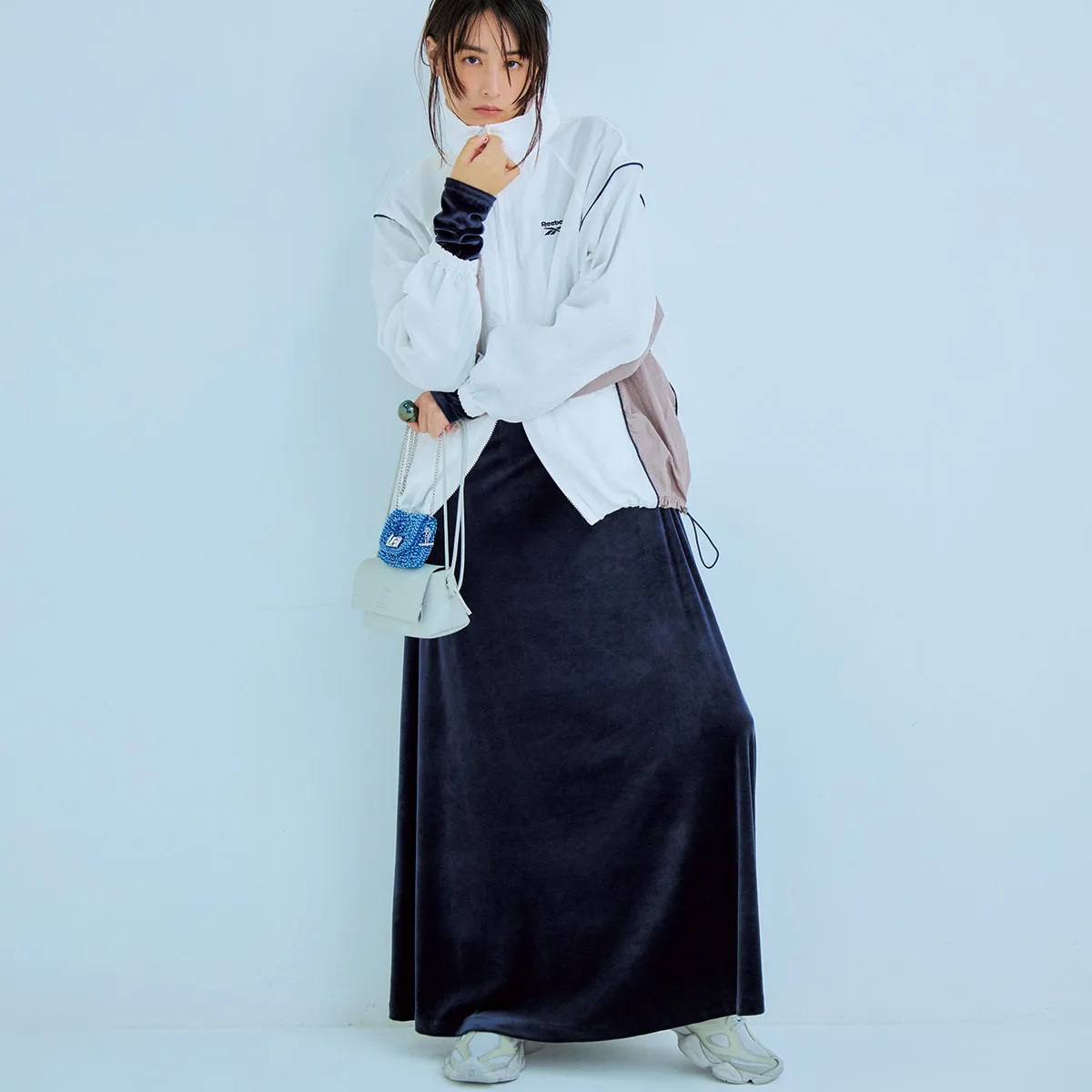 きれいめスニーカーコーデにおすすめのブルゾン×ロングスカート×白スニーカーの山本美月さん