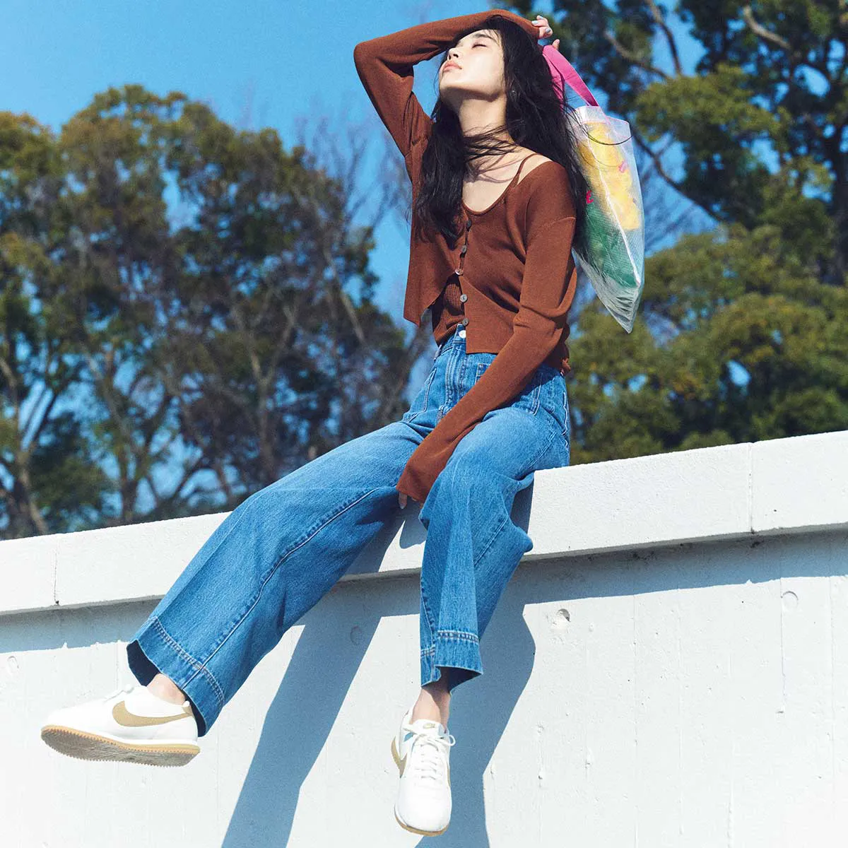 きれいめスニーカーコーデにおすすめのニット×デニムパンツ×白スニーカーの林田岬優さん