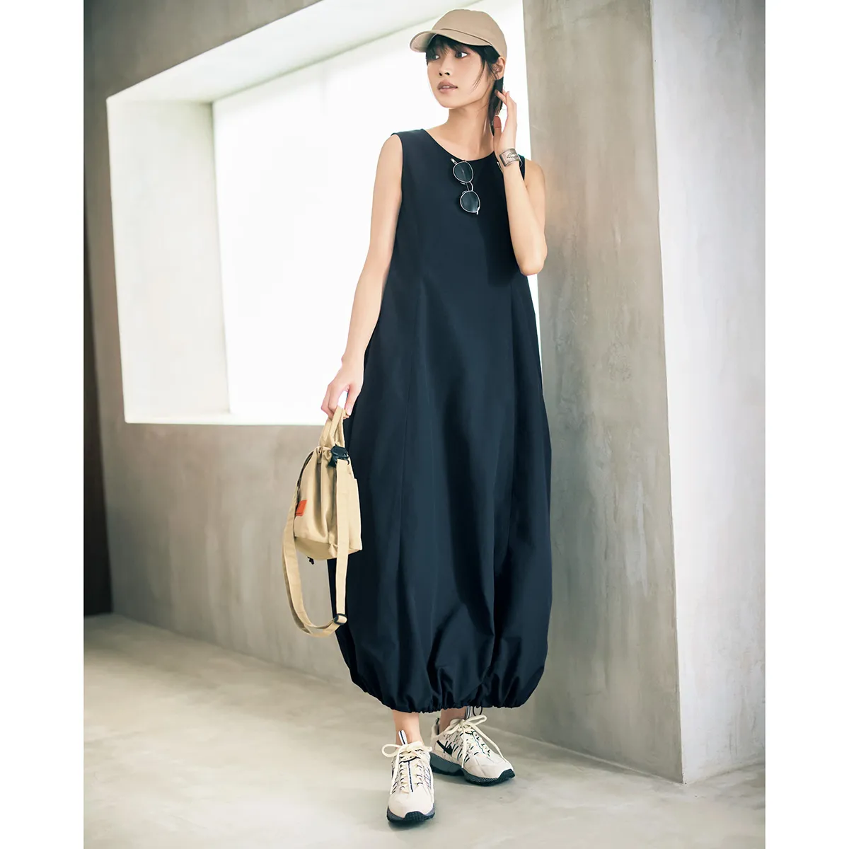 きれいめスニーカーコーデにおすすめのワンピース×白スニーカーの林田岬優さん