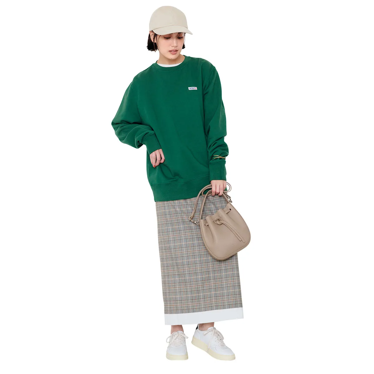 きれいめスニーカーコーデにおすすめのスウェット×ロングスカート×白スニーカーの藤井夏恋さん