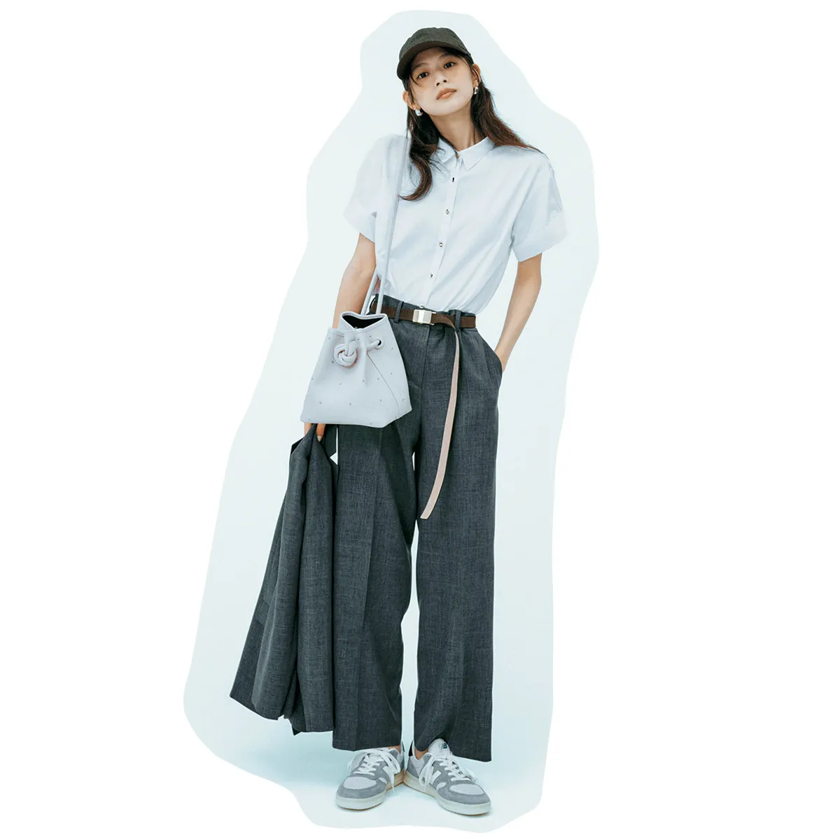 きれいめスニーカーコーデにおすすめの白シャツ×スラックス×白スニーカーの松木育未さん