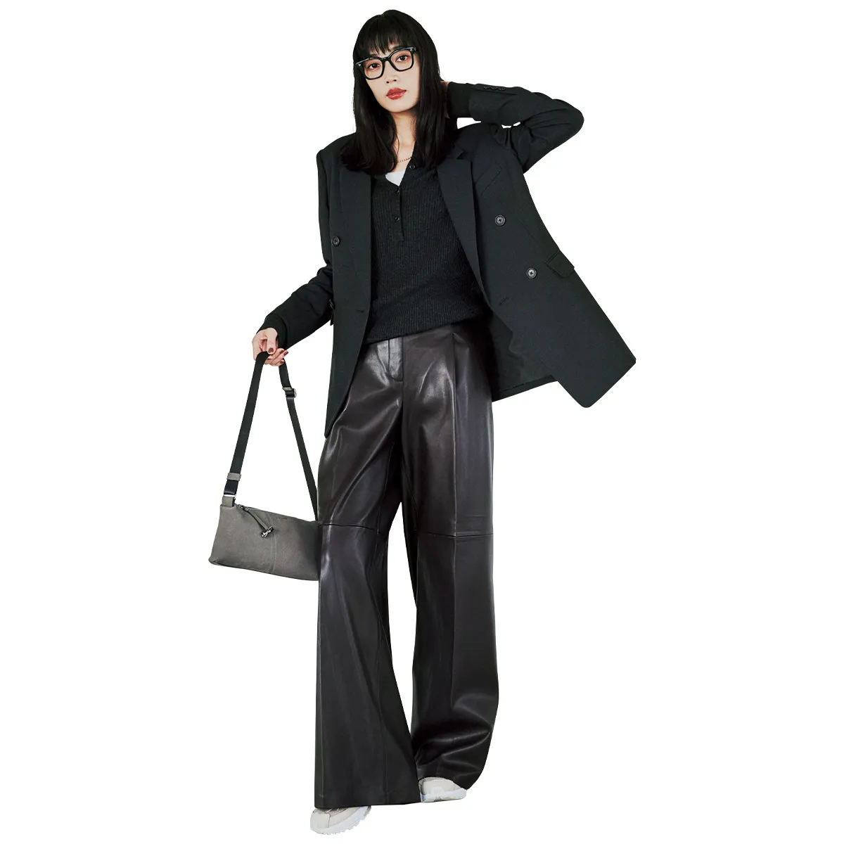 きれいめスニーカーコーデにおすすめの黒ジャケット×レザー調パンツ×白スニーカーの林田岬優さん