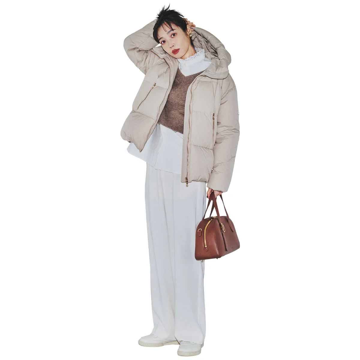 きれいめスニーカーコーデにおすすめのダウンジャケット×パンツ×白スニーカーの林田岬優さん