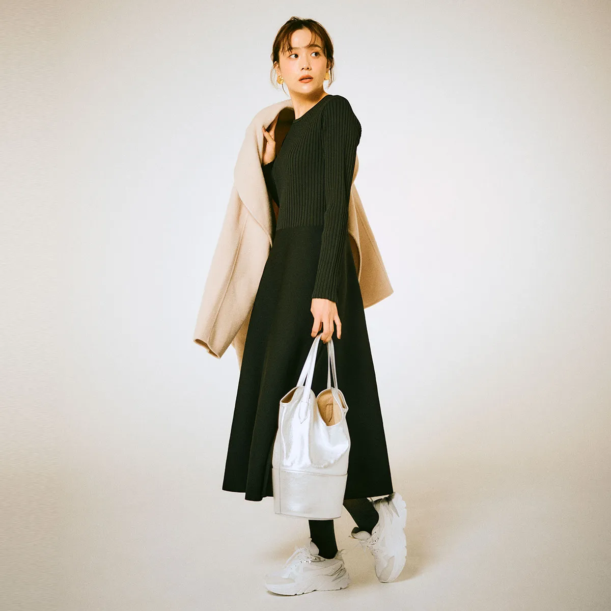 きれいめスニーカーコーデにおすすめのニットワンピース×白スニーカーの松井愛莉さん