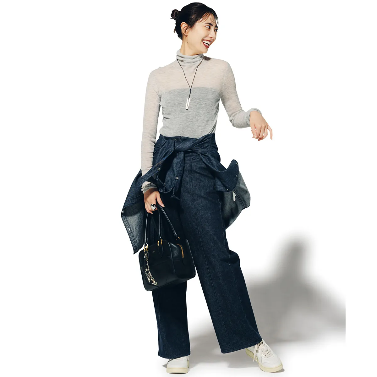 きれいめスニーカーコーデにおすすめのシアートップス×オールインワン×白スニーカーの土屋巴瑞季さん