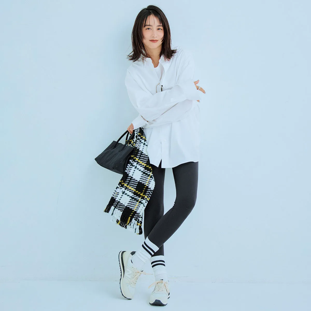 きれいめスニーカーコーデにおすすめの白シャツ×レギンス×白スニーカーの山本美月さん