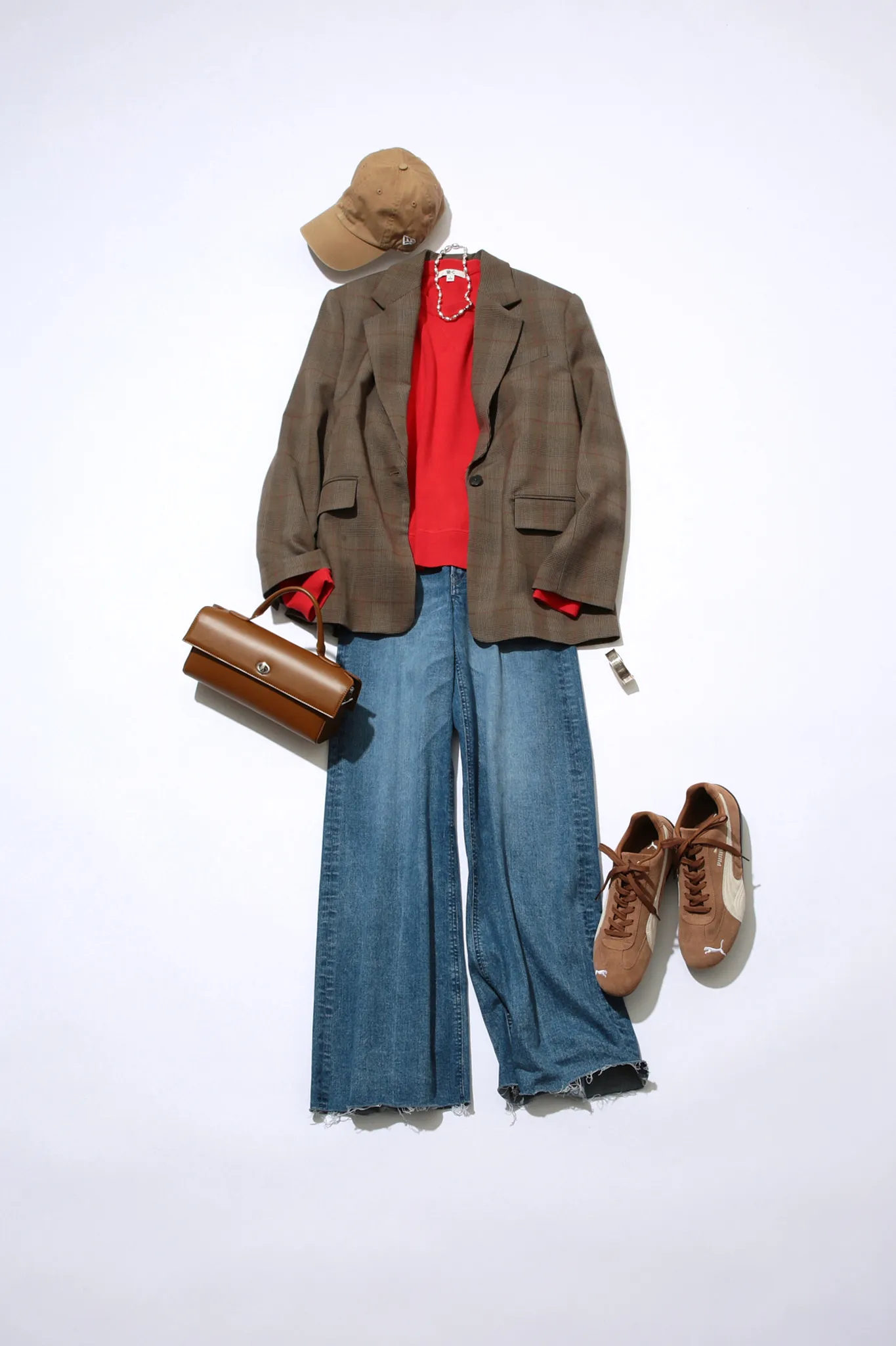 きれいめスニーカーコーデにおすすめのジャケット×セーター×デニムパンツ×茶色スニーカーの置き画