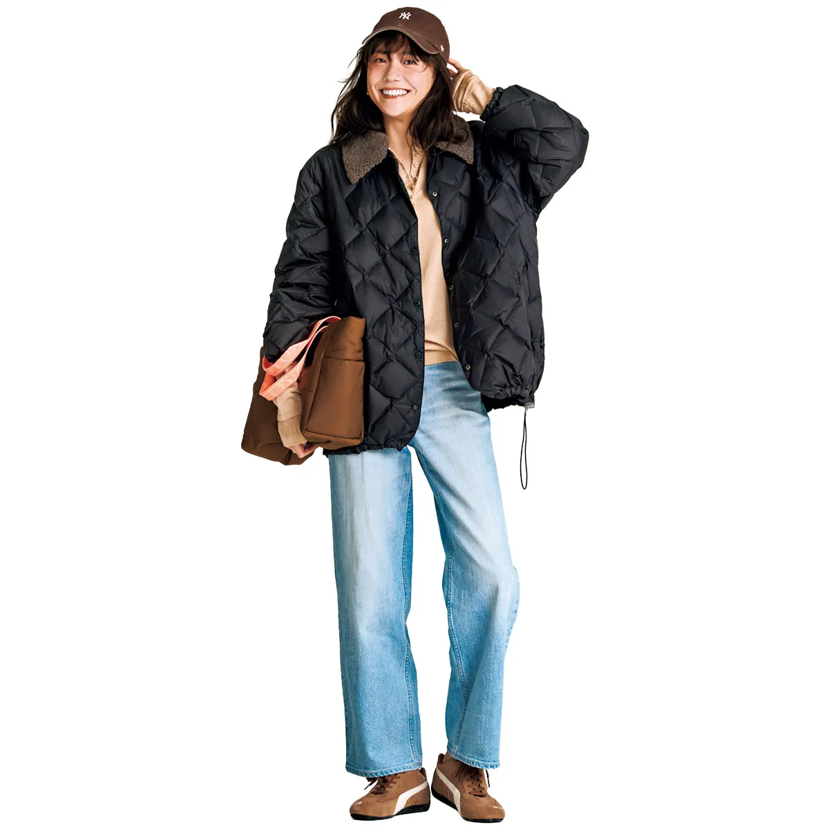 きれいめスニーカーコーデにおすすめのダウンジャケット×ニット×デニムパンツ×茶色スニーカーの松井愛莉さん