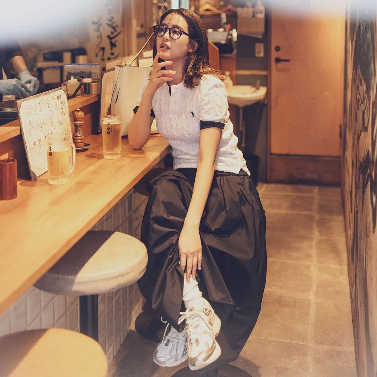 きれいめスニーカーコーデにおすすめの半袖ニット×ロングスカート×シルバースニーカーの山崎紘菜さん