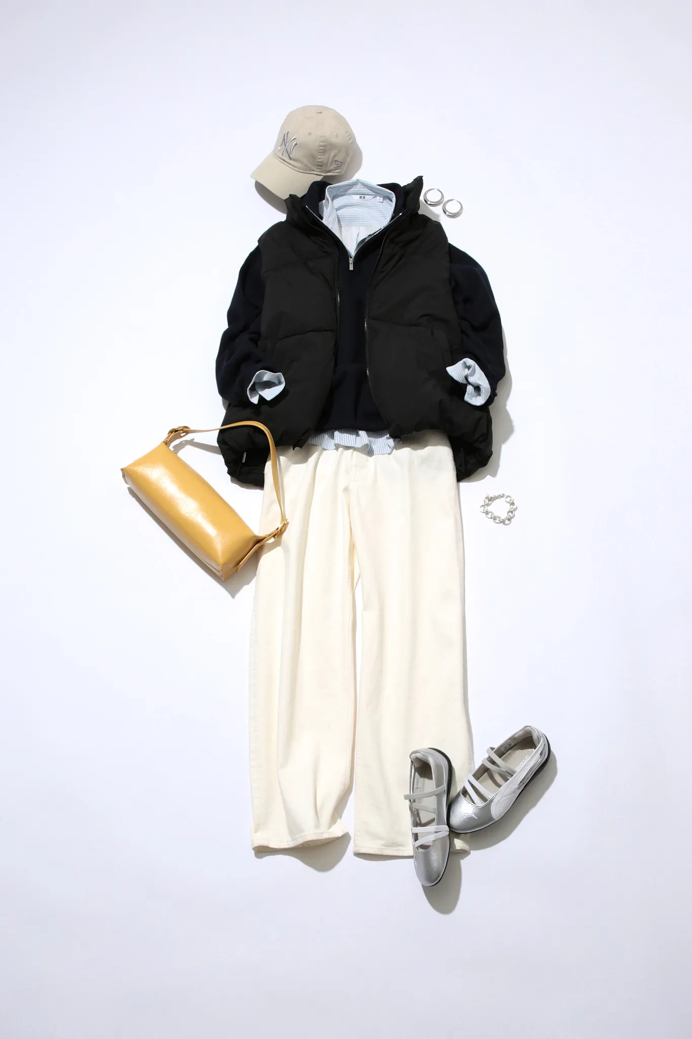 きれいめスニーカーコーデにおすすめのダウンベスト×スウェット×シャツ×パンツ×シルバーのバレエスニーカーの置き画