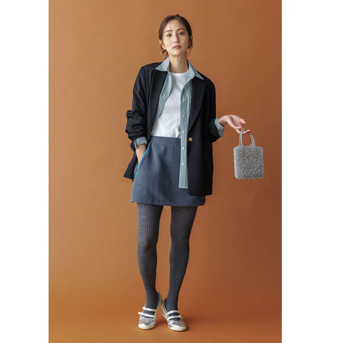 きれいめスニーカーコーデにおすすめのジャケット×シャツ×ミニスカート×シルバーのバレエスニーカーの堀田 茜さん