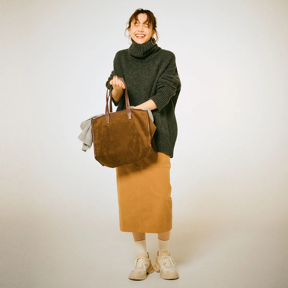 きれいめスニーカーコーデにおすすめのタートルネックセーター×ロングスカート×ベージュスニーカーの松井愛莉さん