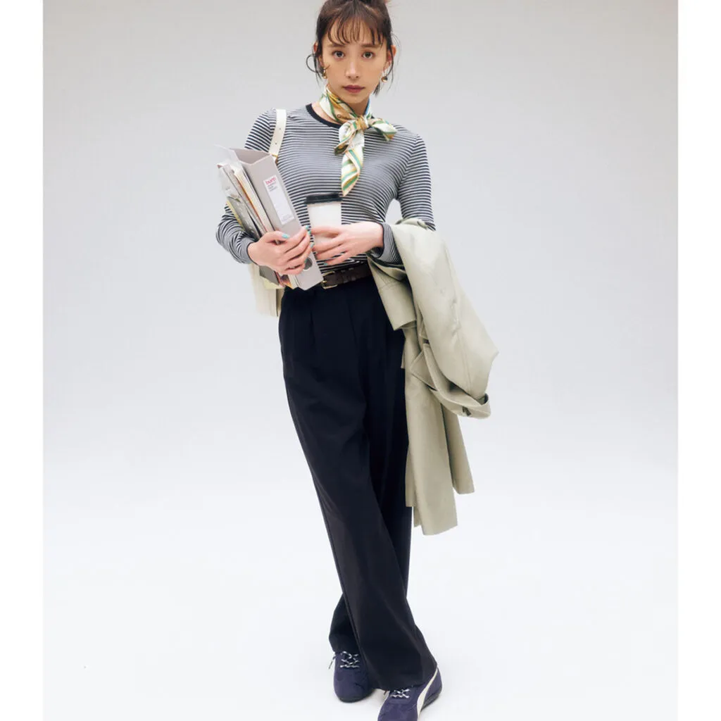 きれいめスニーカーコーデにおすすめのボーダートップス×パンツ×ネイビースニーカーの井桁弘恵さん