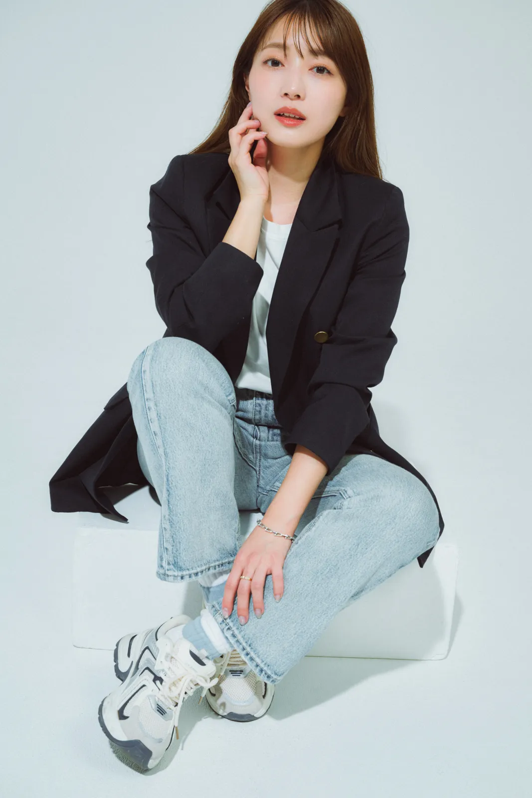 きれいめスニーカーコーデにおすすめのジャケット×デニムパンツ×スニーカーの長江里穂子さん