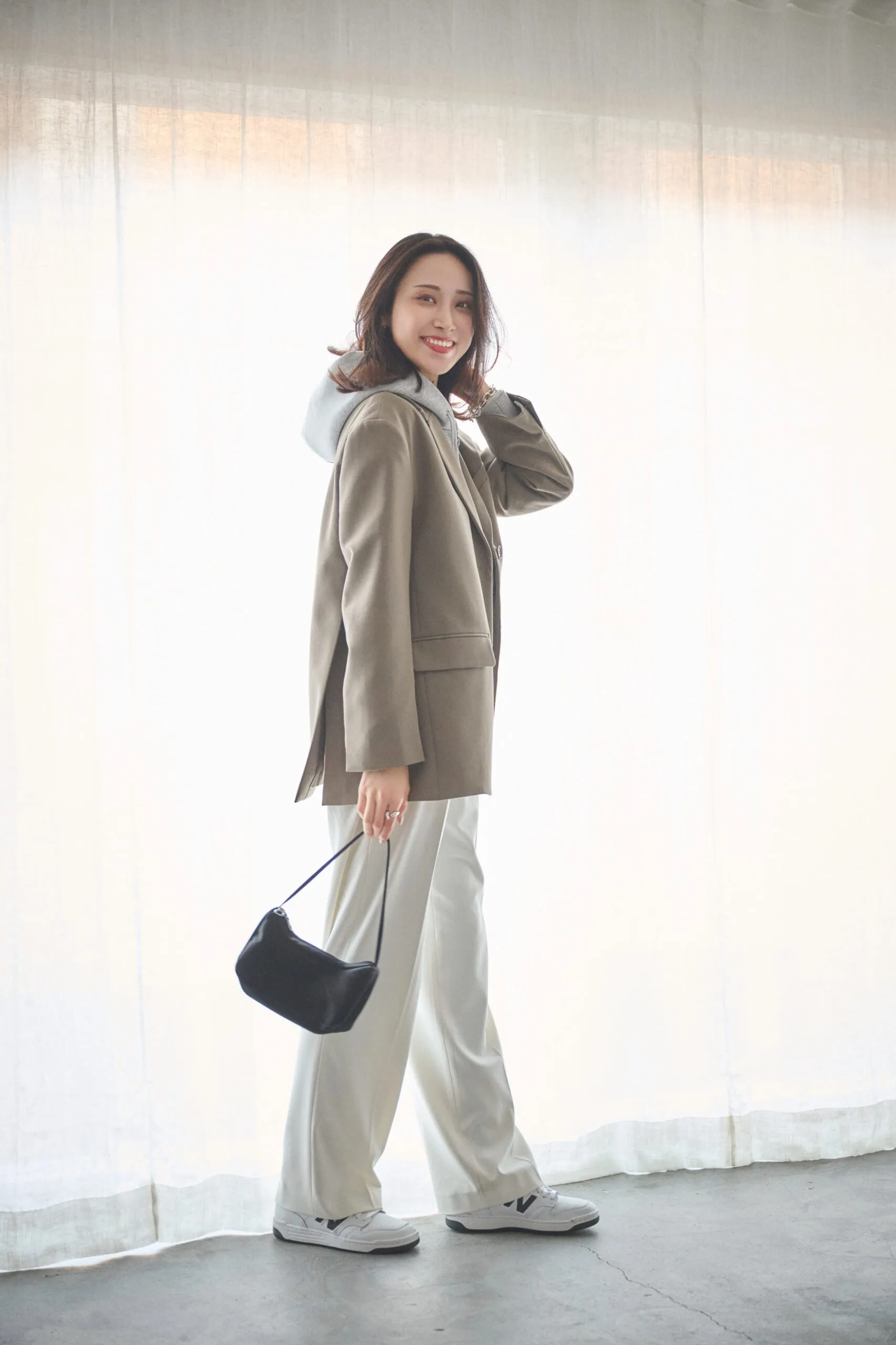 きれいめスニーカーコーデにおすすめのジャケット×フーディ×パンツ×スニーカーの鈴木悠華さん