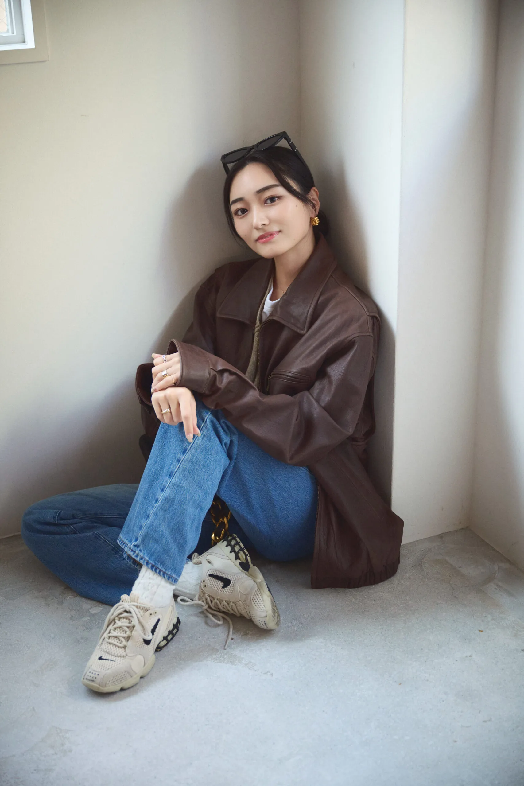 きれいめスニーカーコーデにおすすめのレザージャケット×デニムパンツ×スニーカーの石井いぶきさん