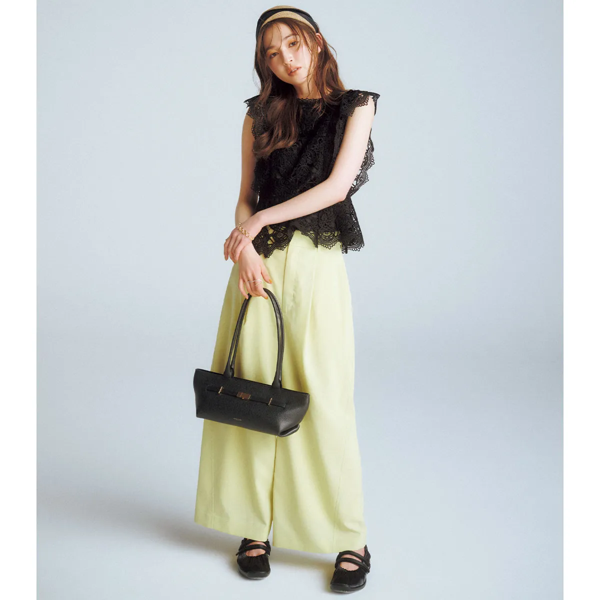 きれいめスニーカーコーデにおすすめの黒レーストップス×きれい色パンツ×バレエスニーカーの上西星来さん